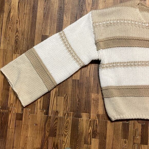 Sincerely Jules Woman’s oversized cropped tan/cream knit sweater. Size M - Picture 3 of 8